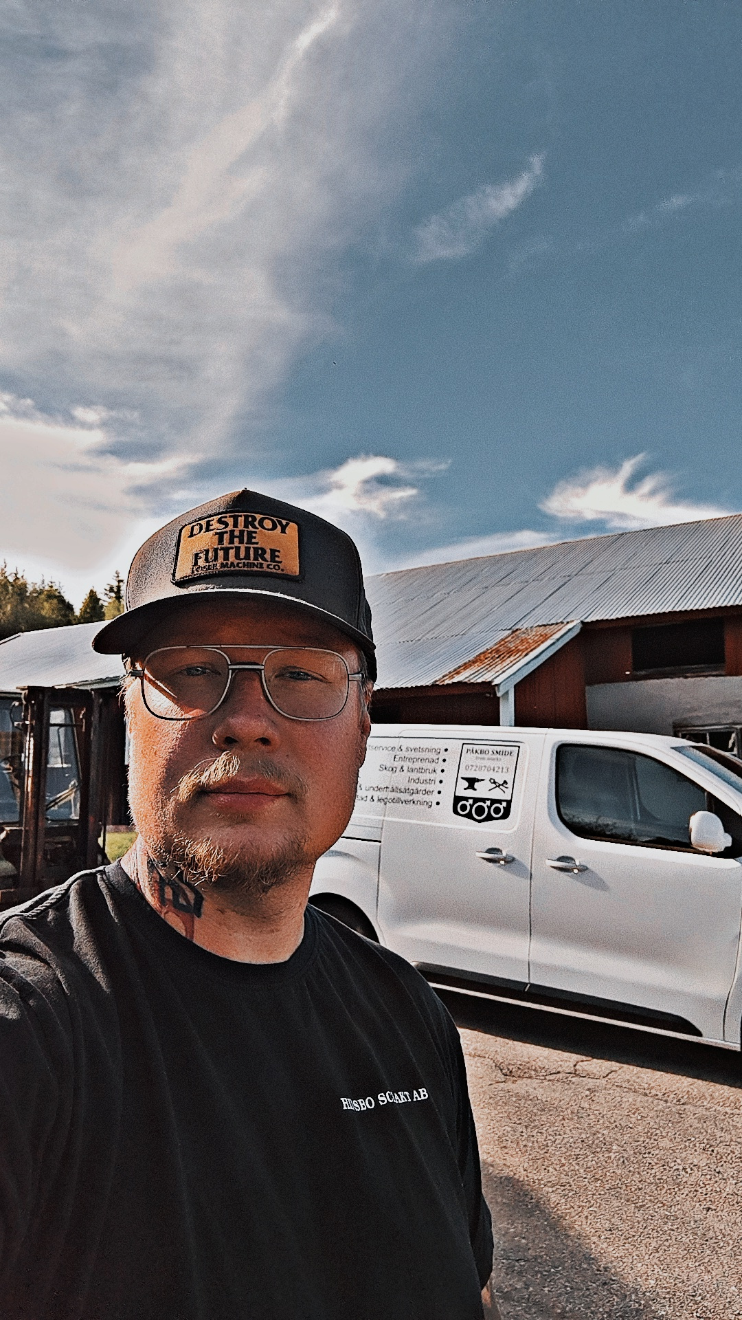 Niclas Almén, som driver Påkbo Smide, framför servicebilen